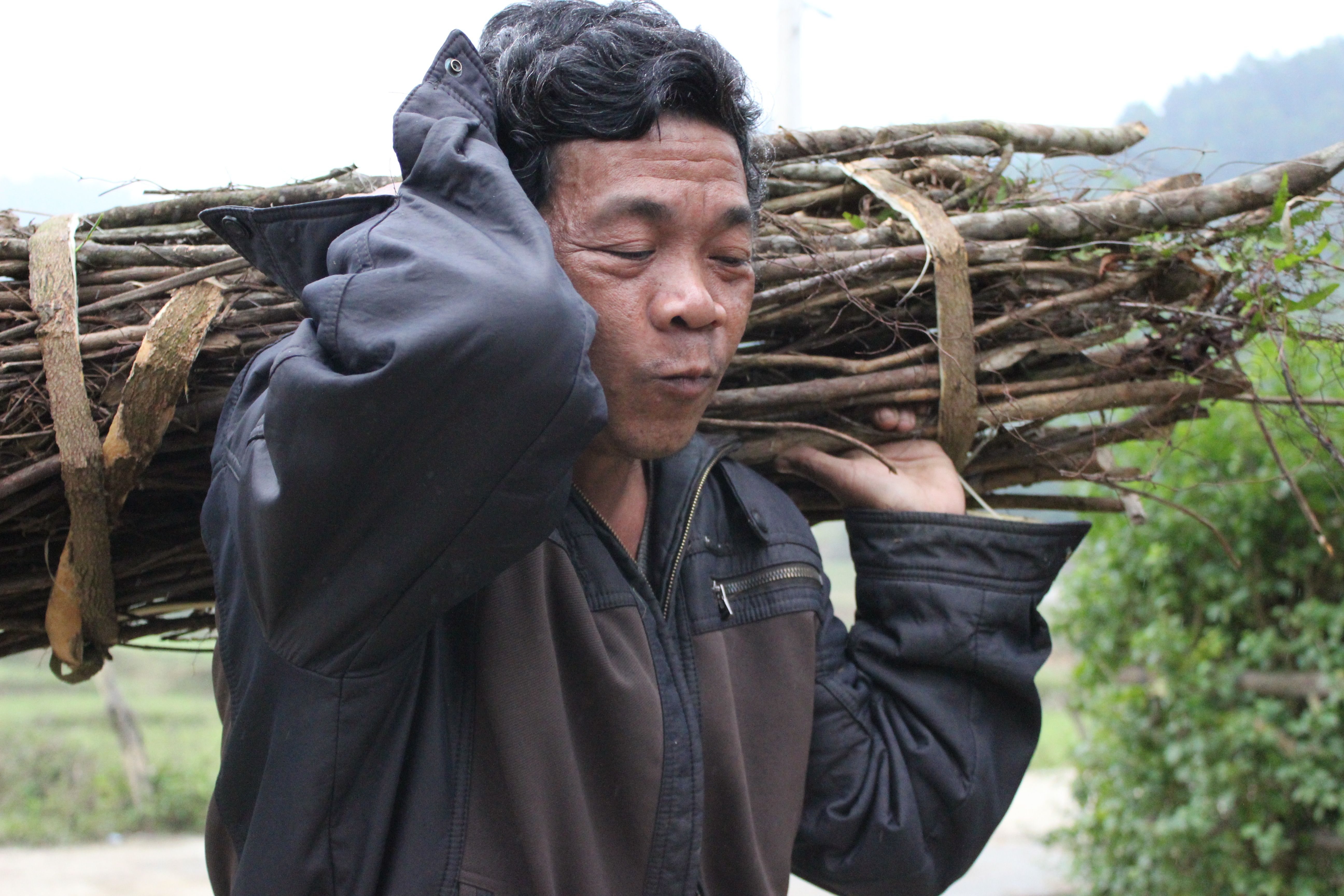 Trong khi bộ đội chuẩn bị thực phẩm, người dân vào rừng kiếm củi để chuẩn bị đốt lửa trại