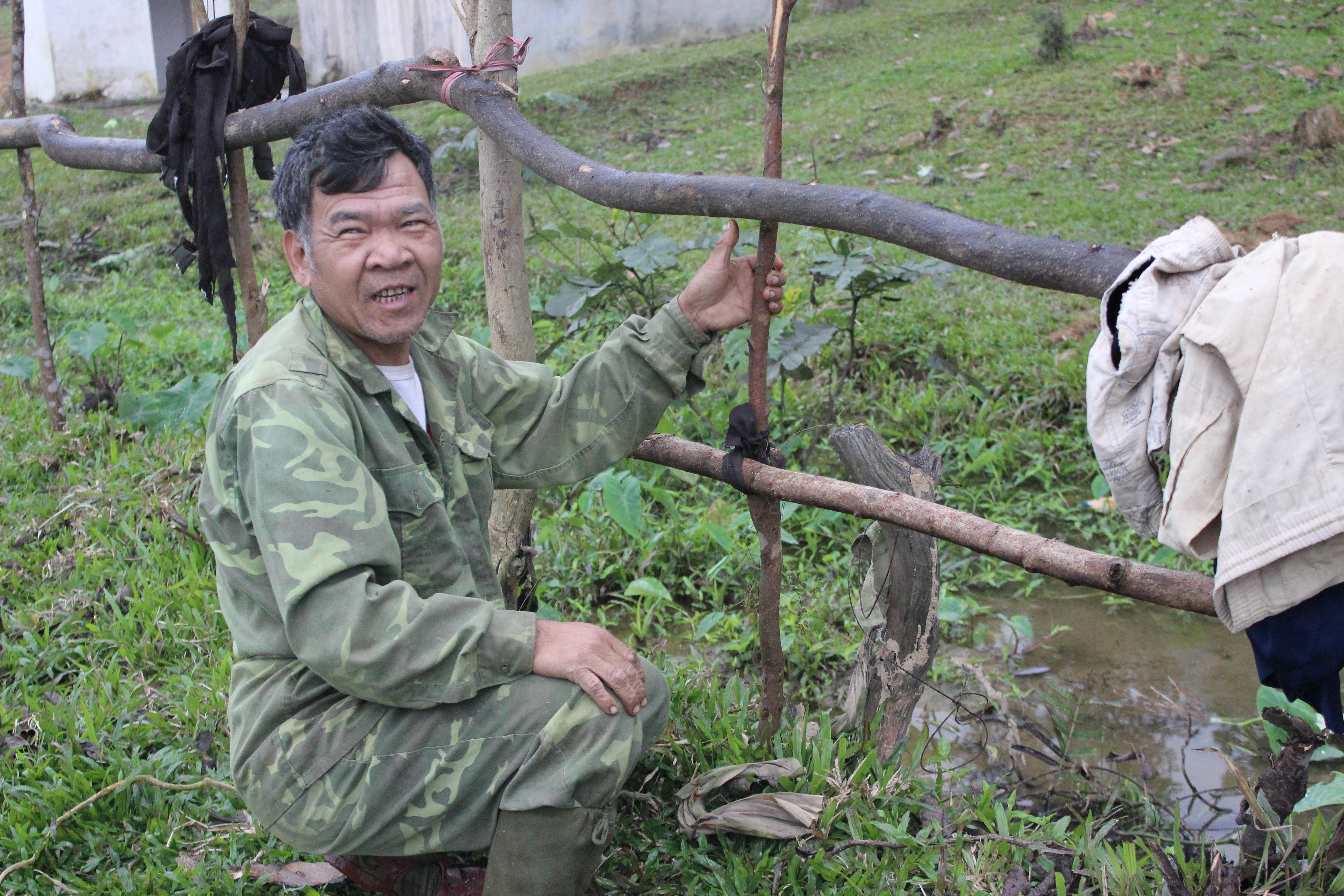 Ông Hồ Việt sửa sang lại chiếc hàng rào chuẩn bị đón Tết