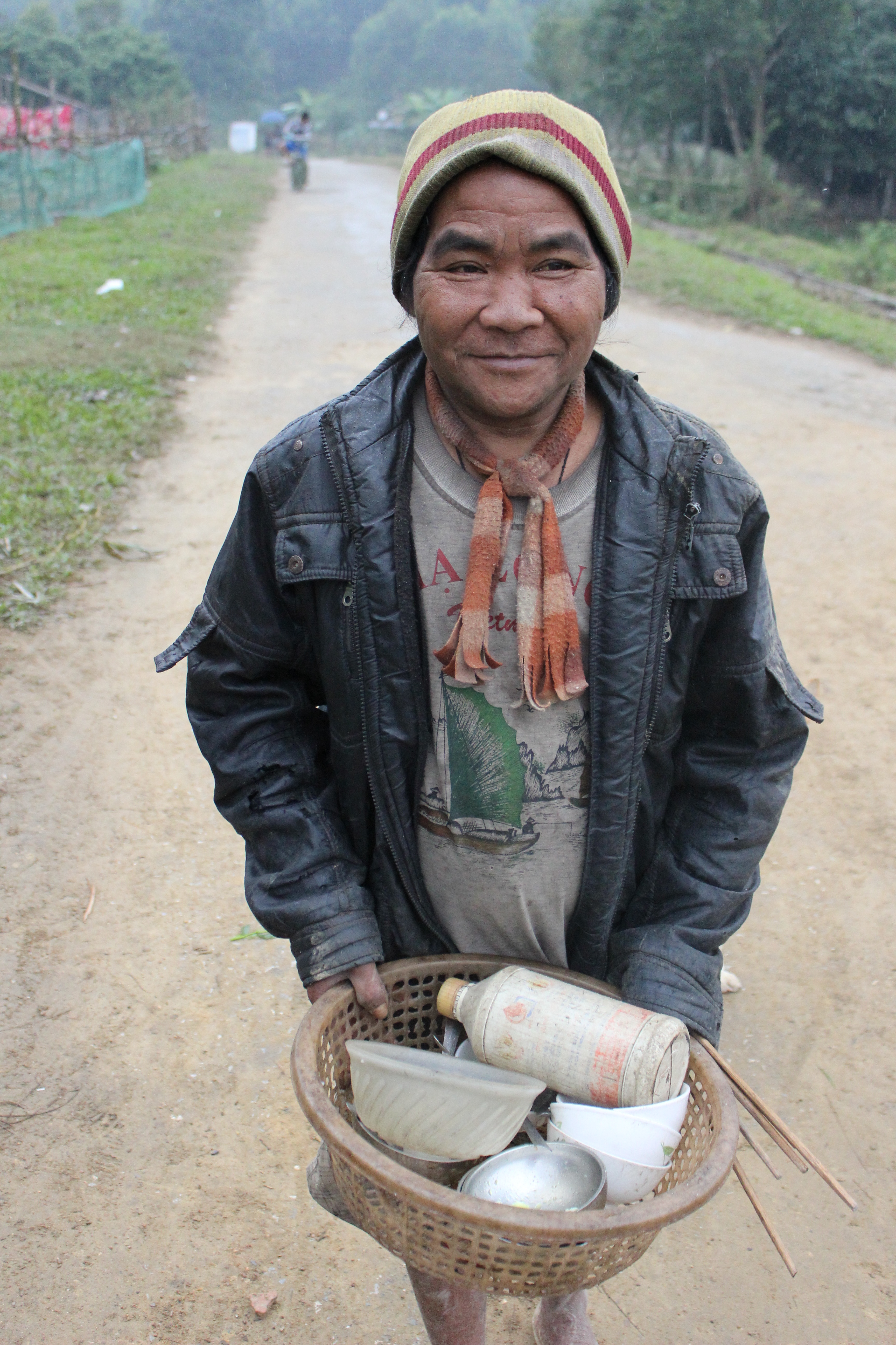 Phải rửa cái đọi (bát - PV), cái thìa để ăn tết cho sạch sẽ thôi, ông Hồ Púc phấn khởi