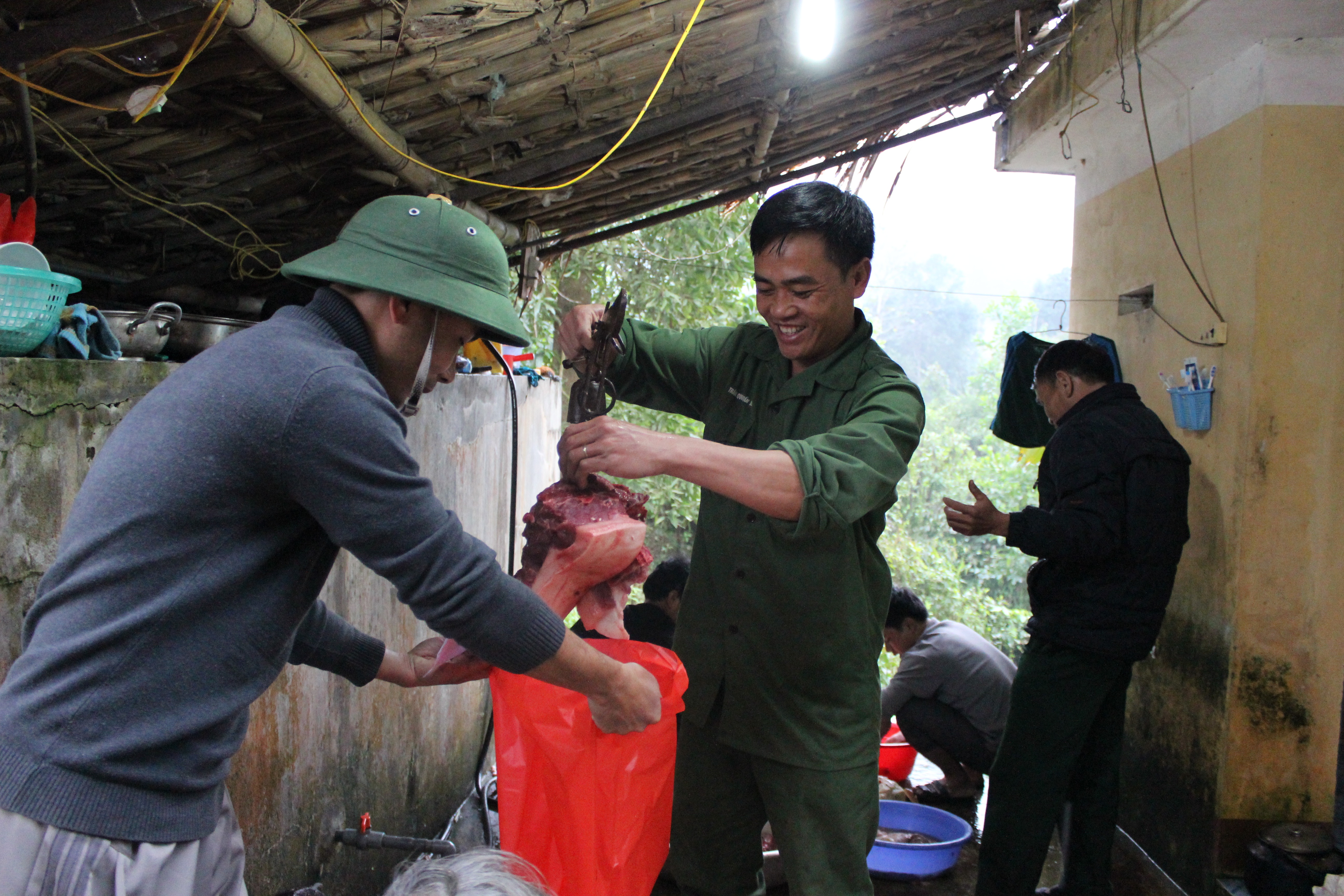 và bỏ vào từng túi ni - lông để phát cho bà con.