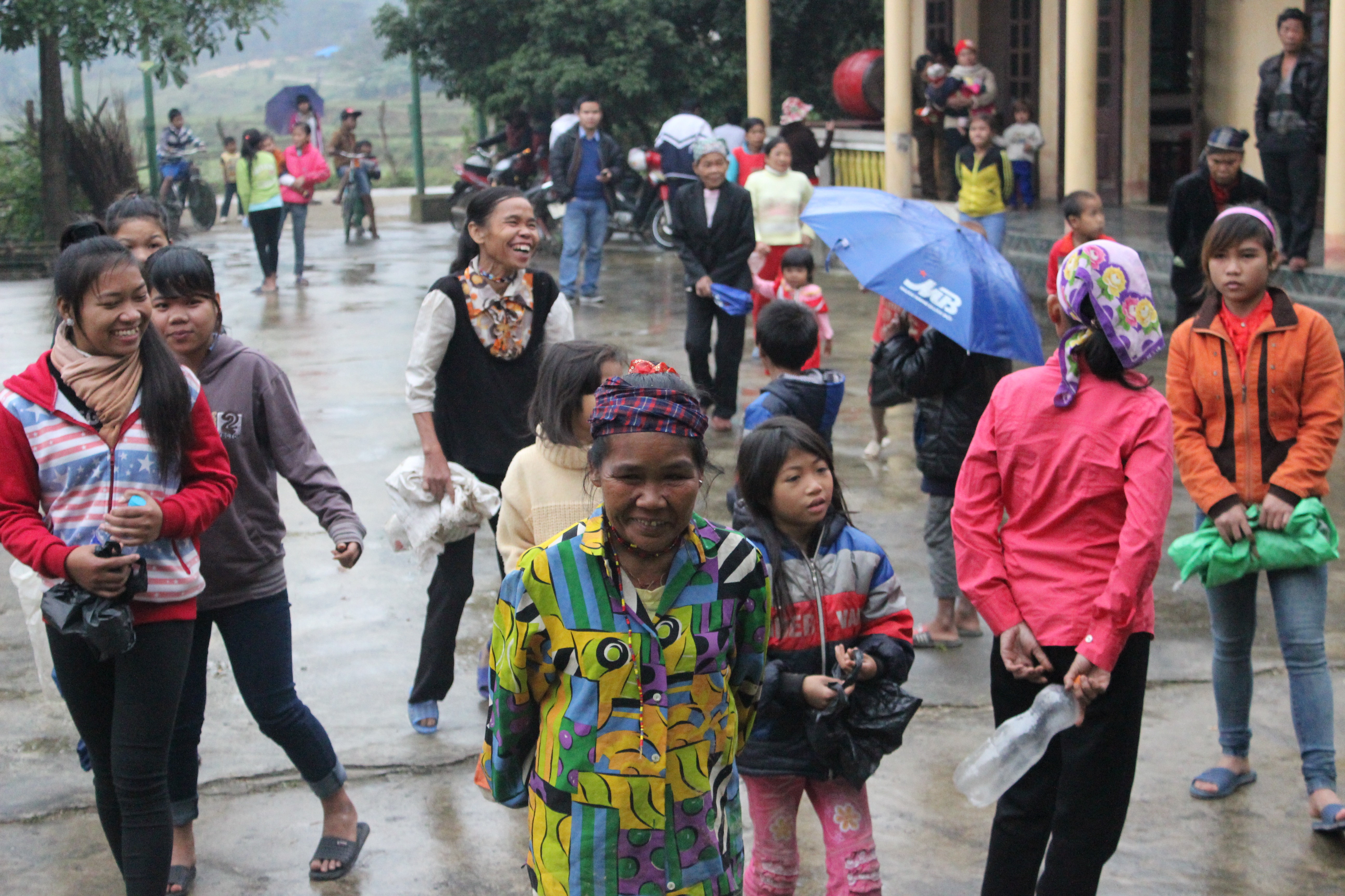 Đúng giờ, người Chứt tập trung tại tram để nhận lương thực.