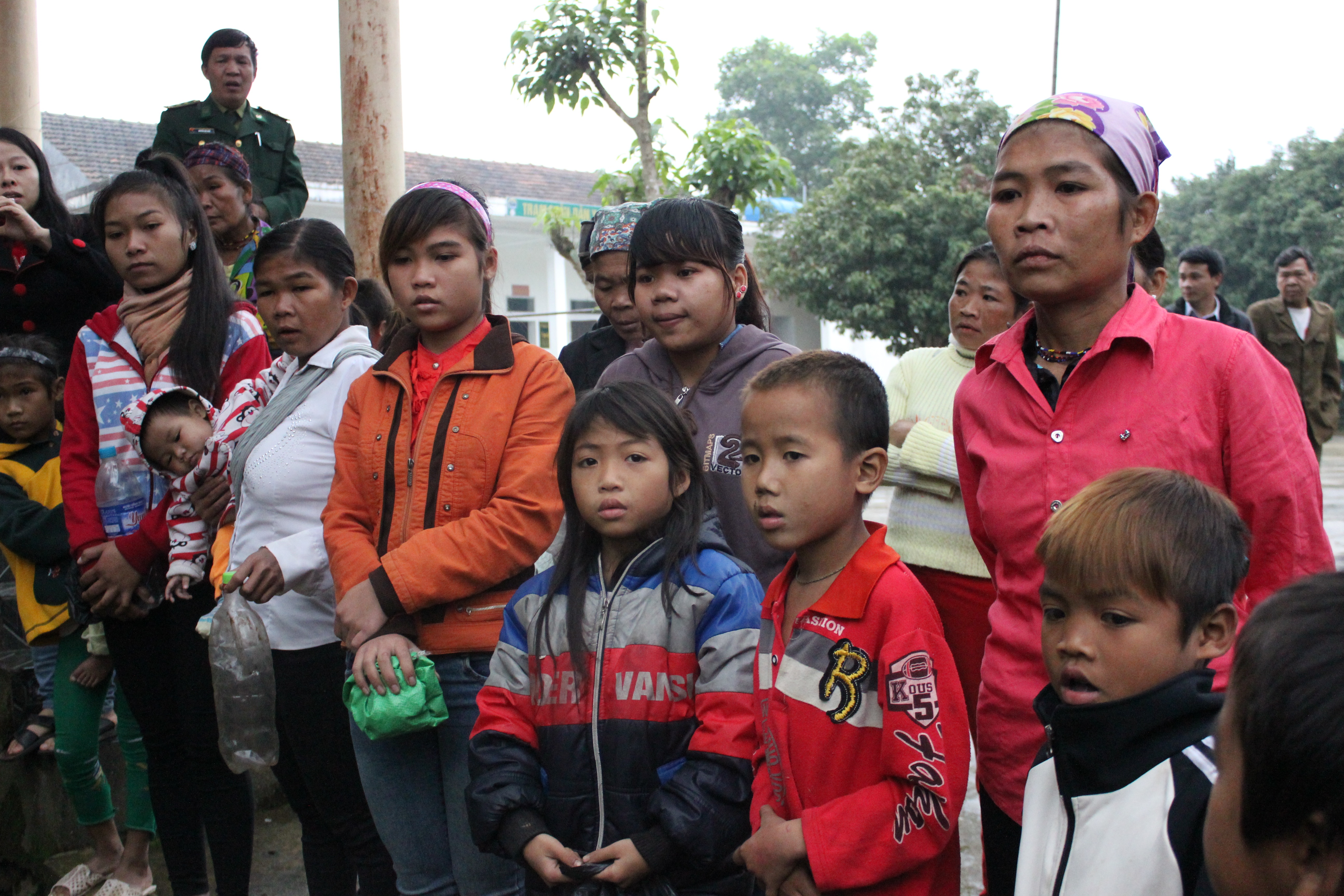 Bà con xếp hàng chờ đến lượt