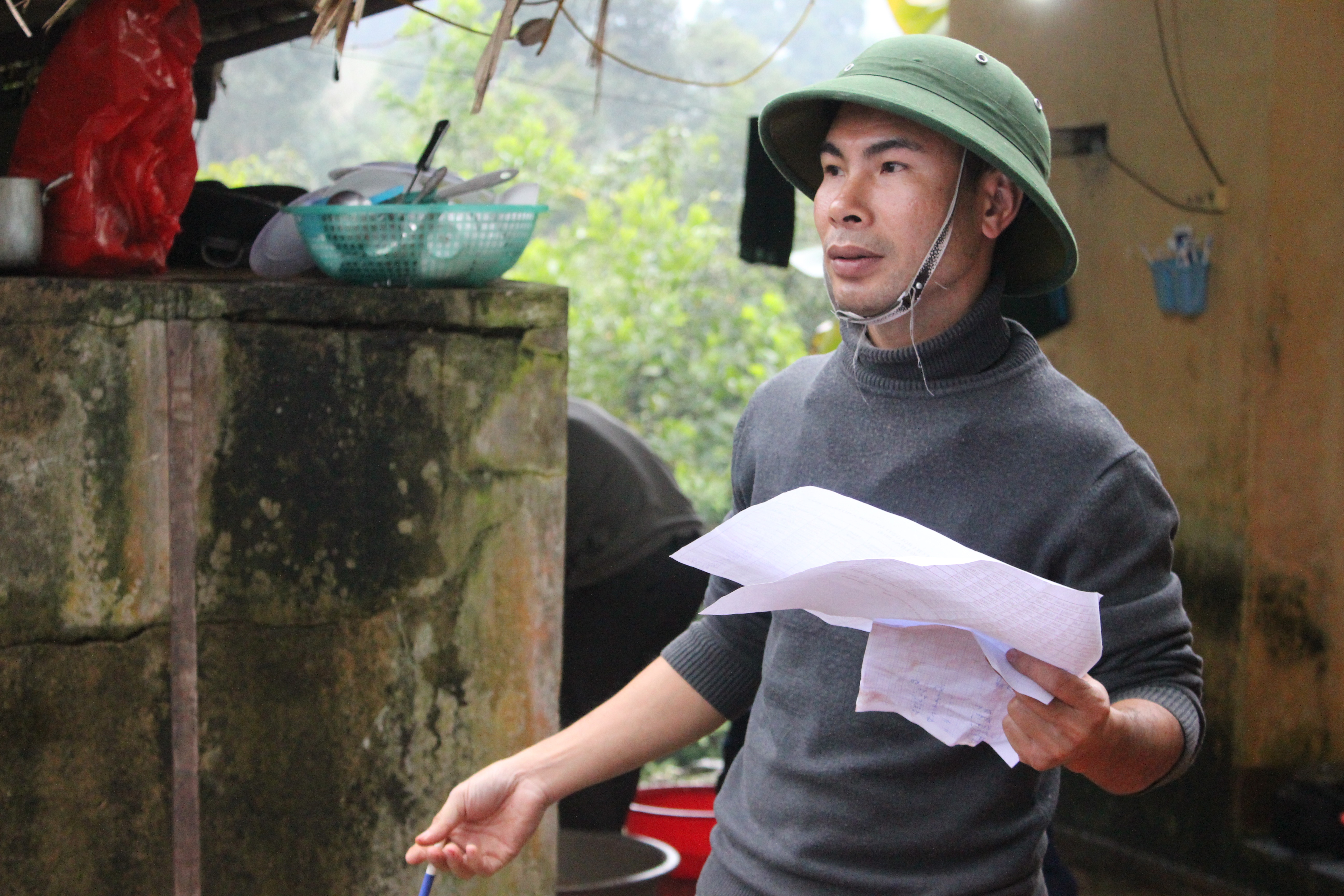 Anh Nguyễn Nam Giang - bác sĩ quân y của trạm soát lại danh sách từng hộ dân