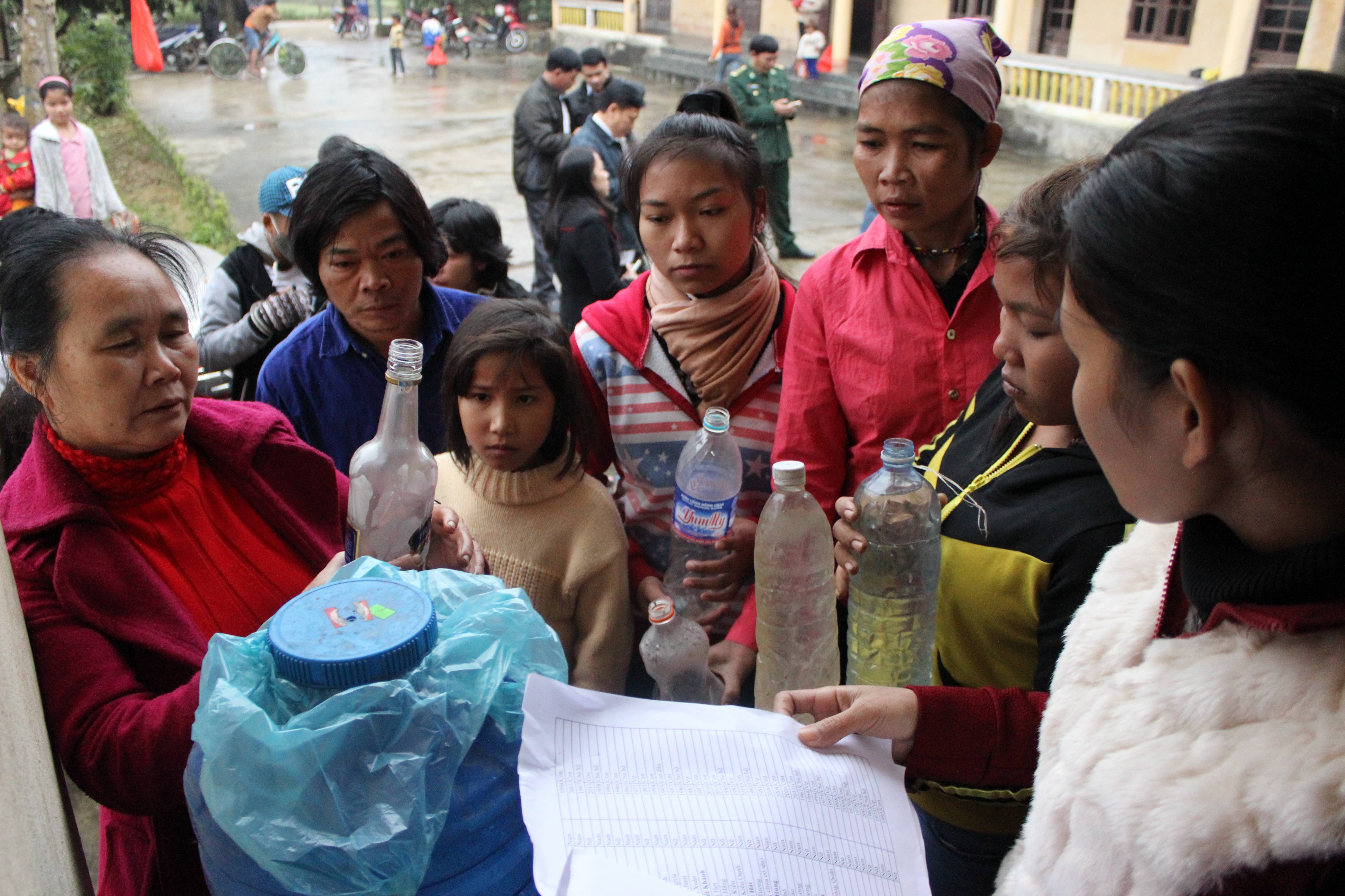 Trong dịp Tết, mỗi hộ dân được cấp thêm 1 lít rượu