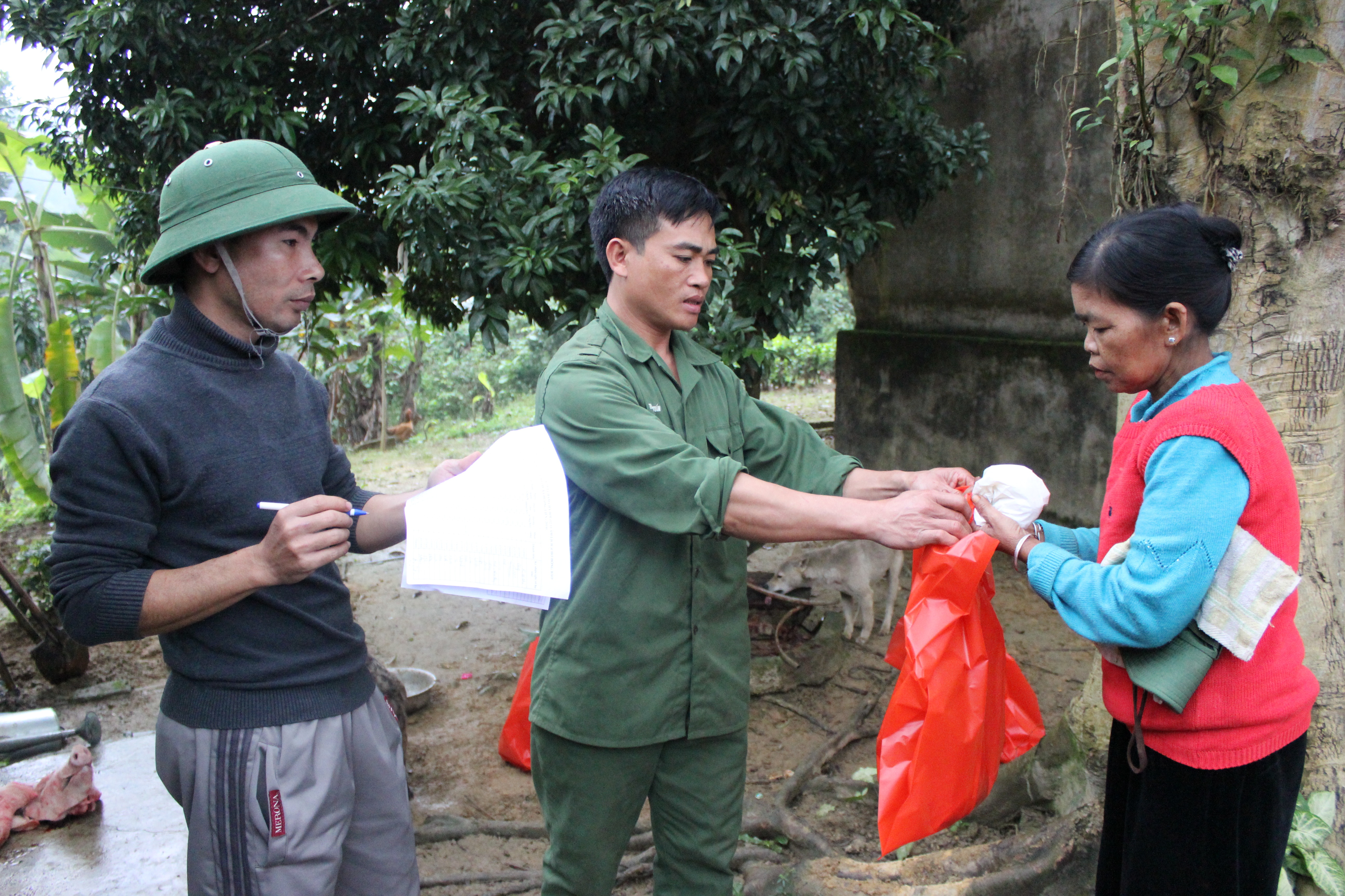 Anh Nguyễn Nam Giang - bác sĩ quân y của trạm soát lại danh sách từng hộ dân