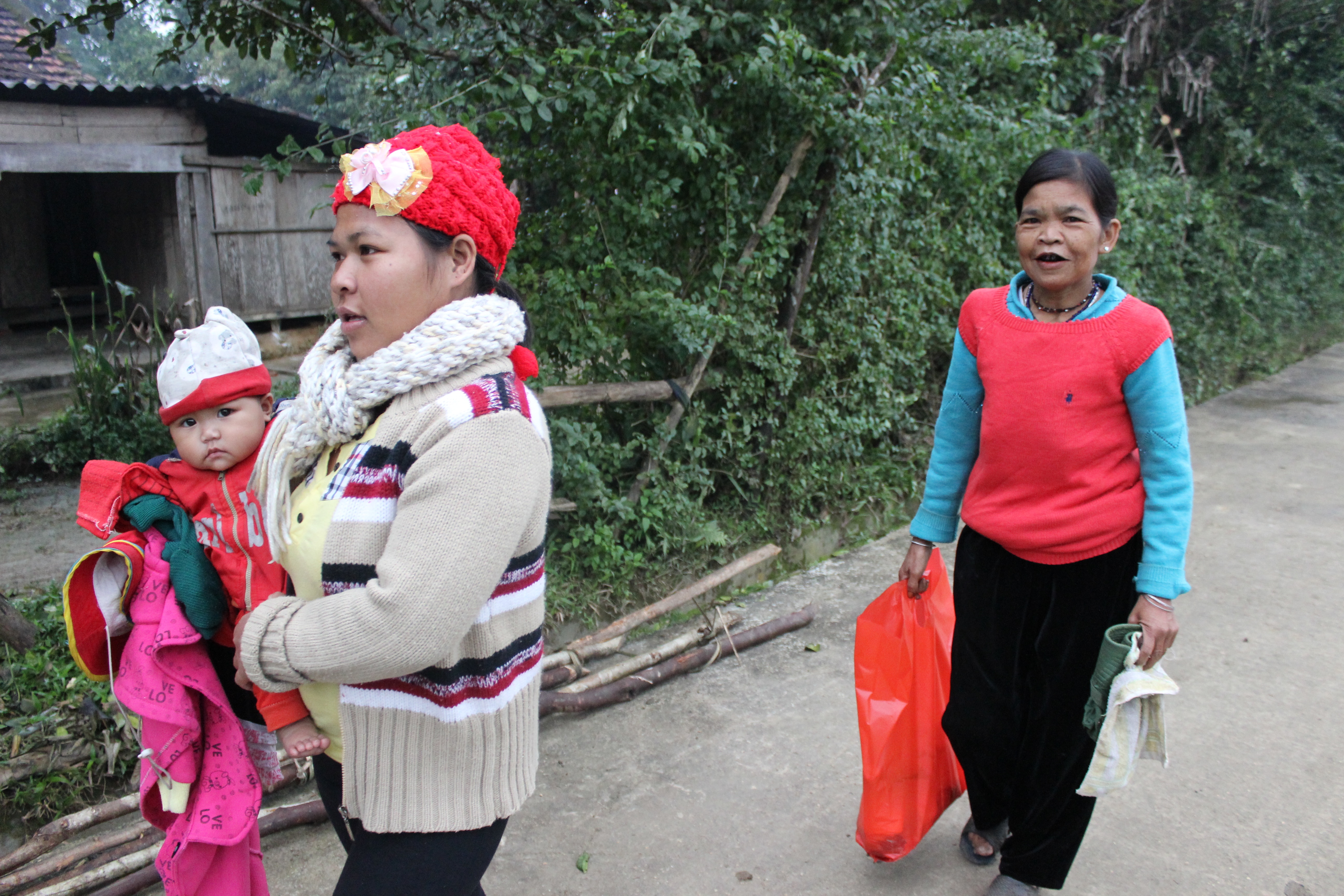 người lớn phấn khởi đưa thực phẩm về nhà để chuẩn bị đón Tết