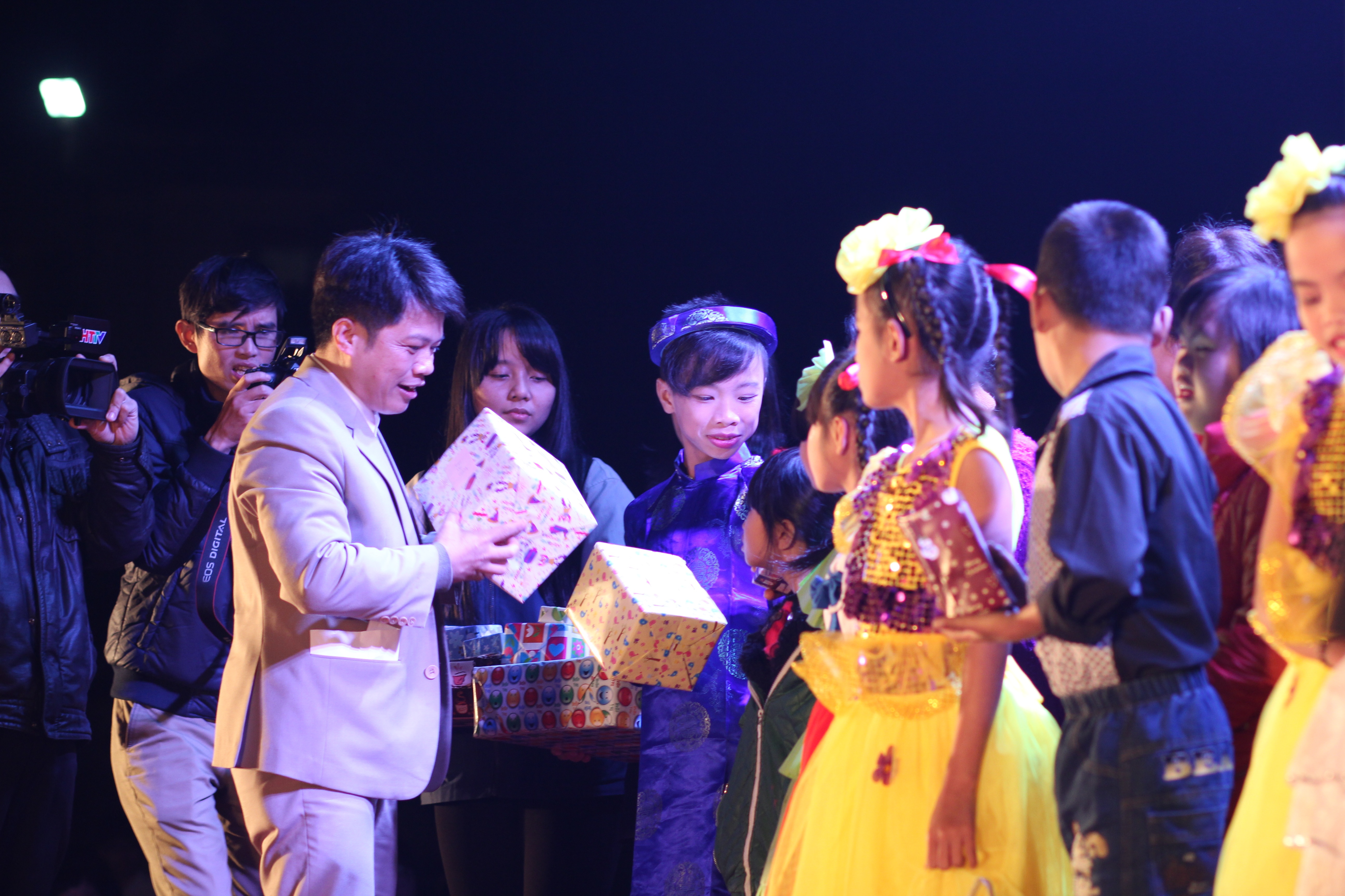 Tặng quà cho các em tại làng trẻ SOS Hà Tĩnh