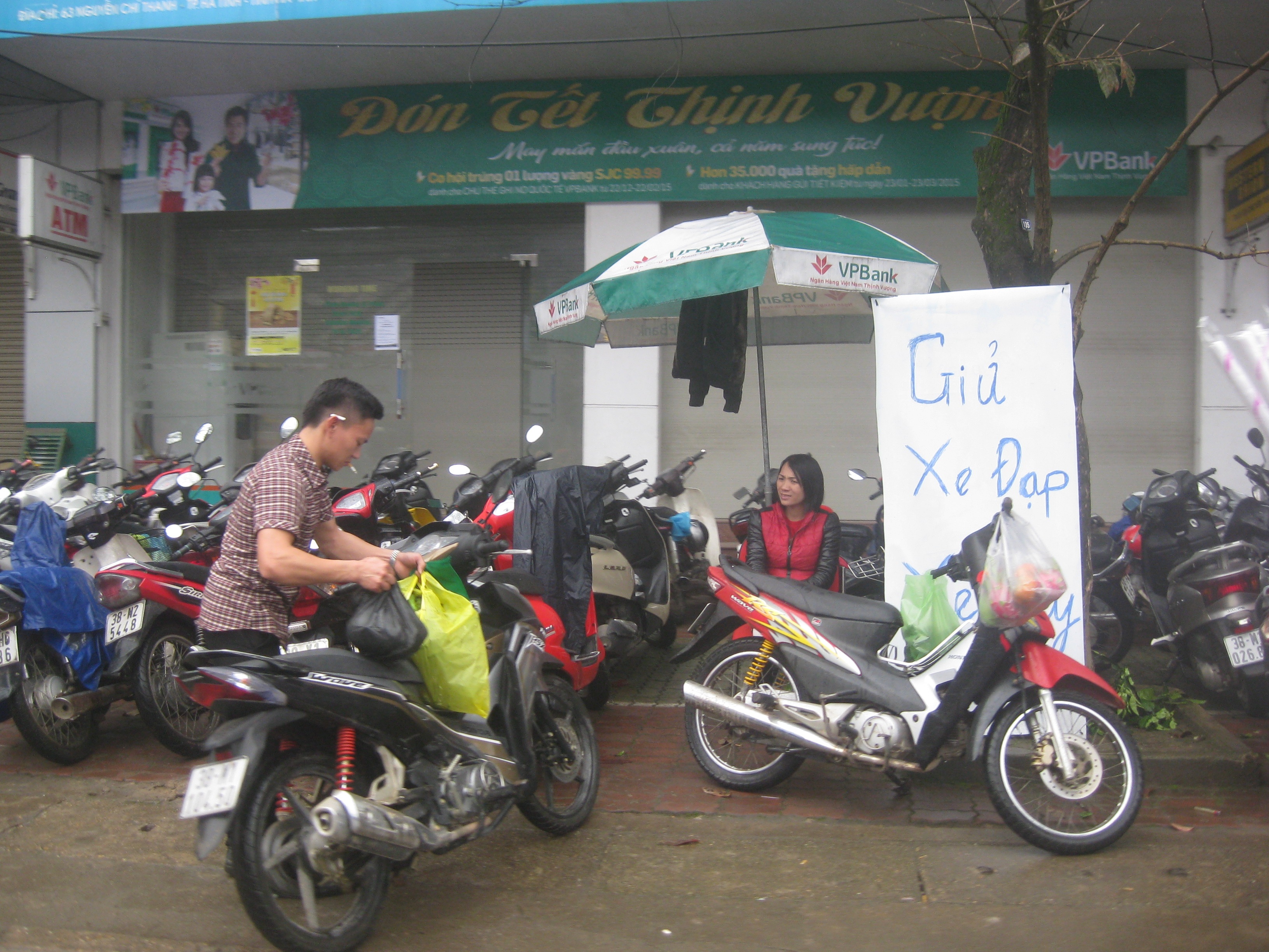 Những dịch vụ kiếm tiền triệu dễ dàng ngày cận Tết - 3 Giữ xe mọc như nâm sau mưa