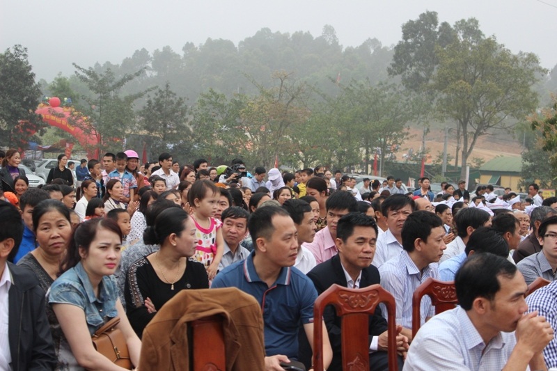 Du khách thập phương theo dõi lễ khai hội chùa Hương Tích