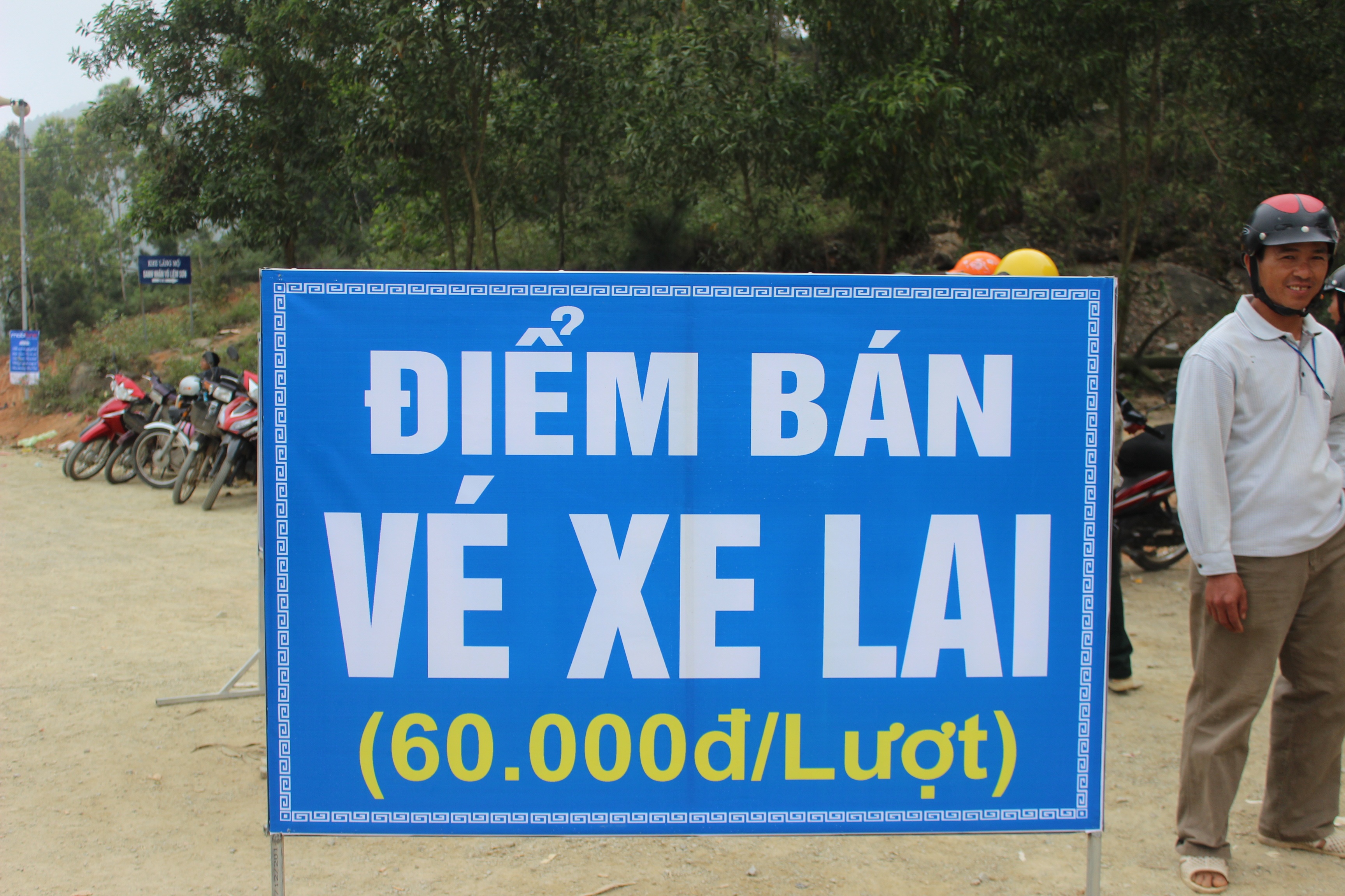 Xếp hàng dài chờ đi xe ôm tại hội chùa Hương Tích - 8 Bảng niêm yết giá vé