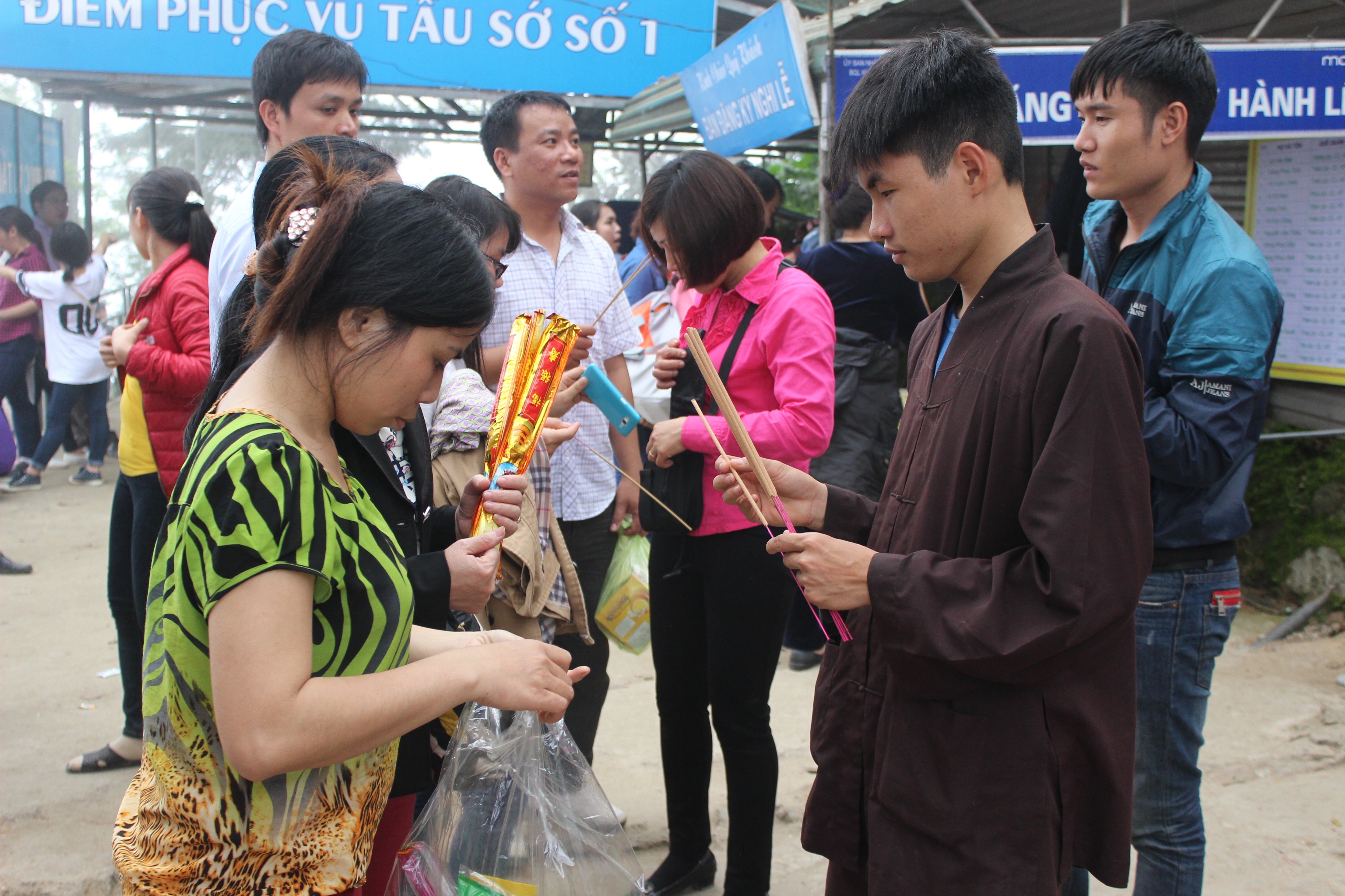Xếp hàng dài chờ đi xe ôm tại hội chùa Hương Tích - 11 Các trạm dừng chân dịch vụ với mức giá 20 ngàn đồng/người