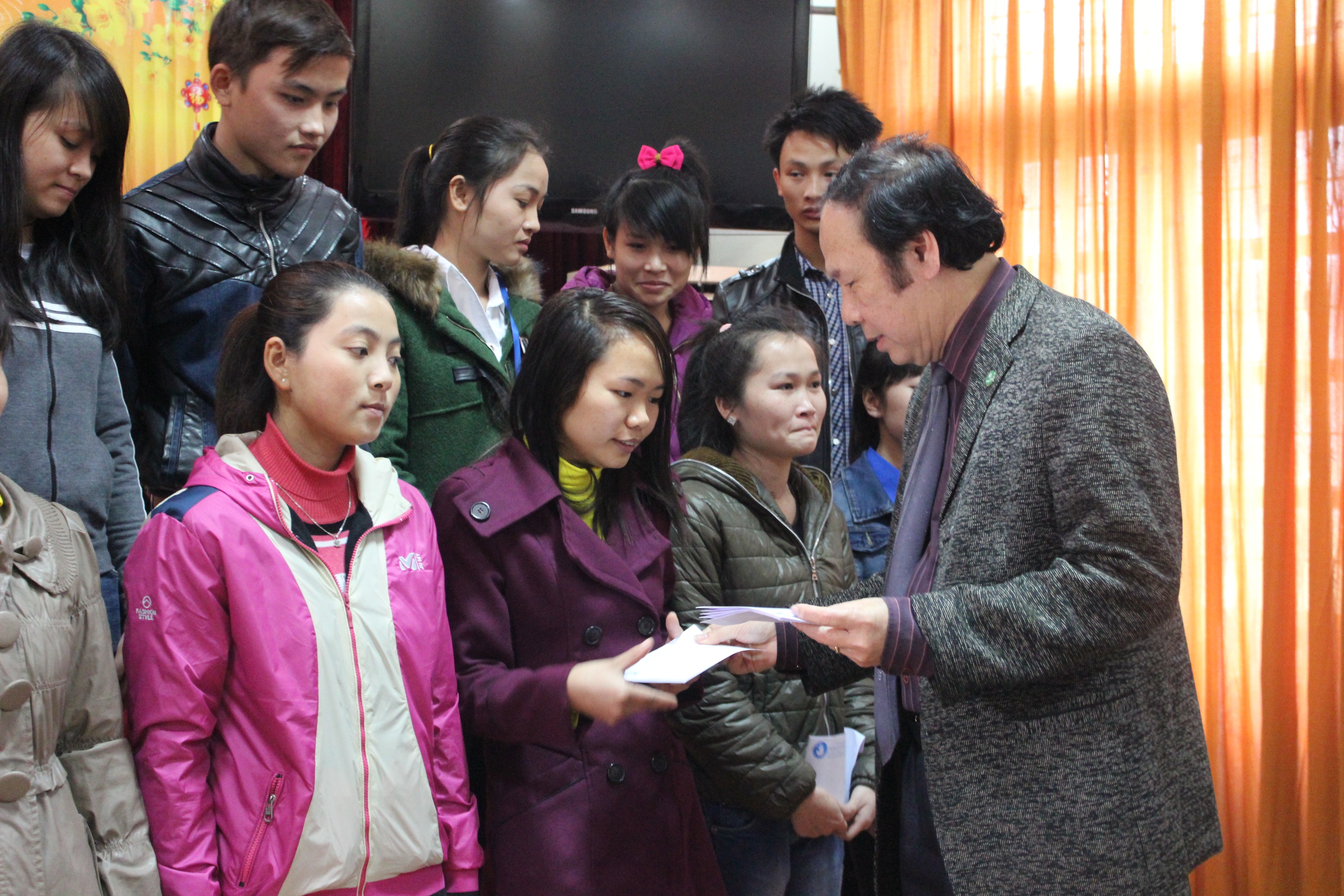 Hỗ trợ kinh phí giúp sinh viên nghèo về quê đón Tết - 1 Ông Nguyễn Văn Đính - hiệu trưởng Trường ĐH Hà Tĩnh tặng quà cho các sinh viên.