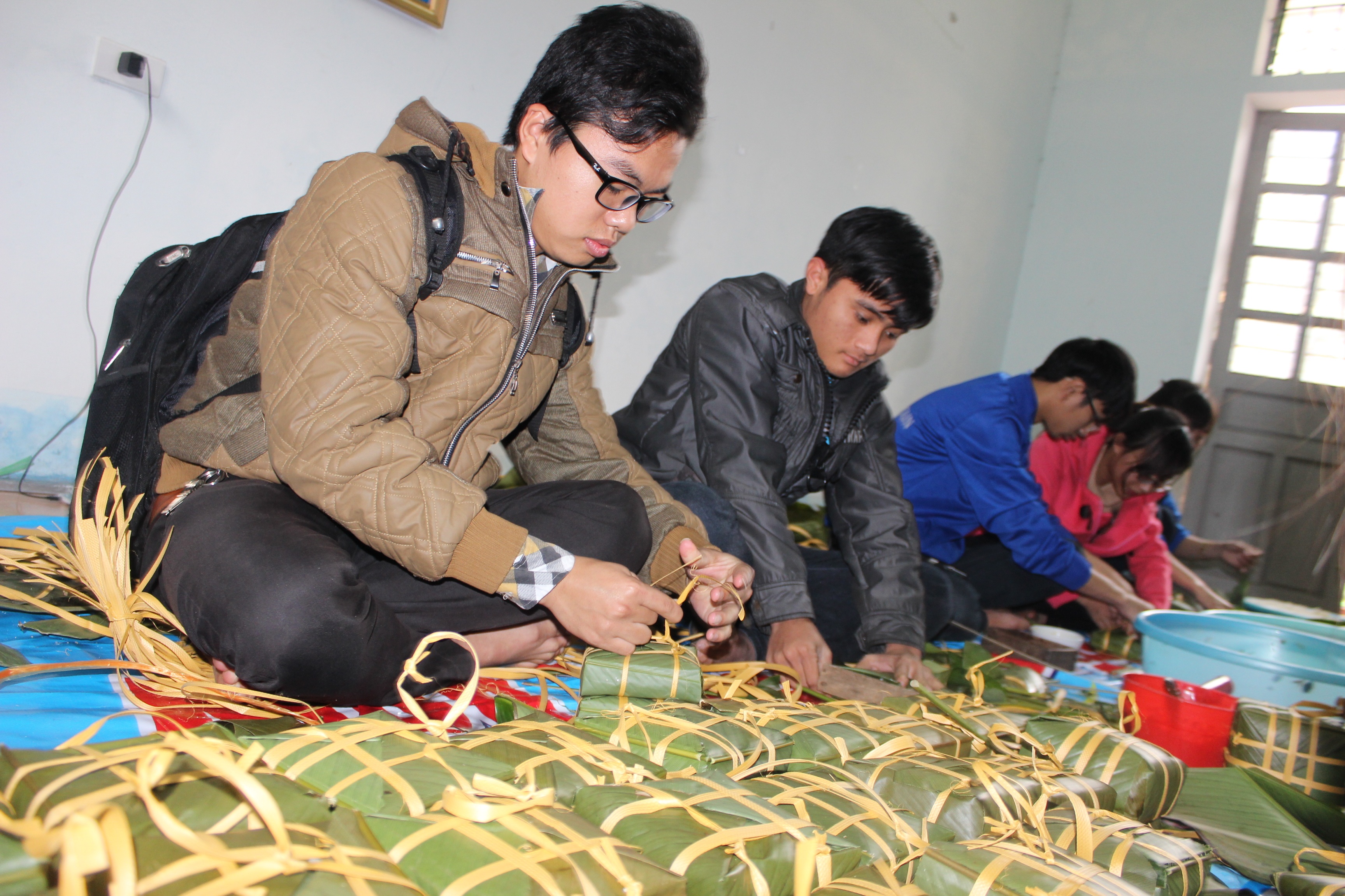 Sinh viên Hà Tĩnh đến với những hoàn cảnh khó khăn - 1 Sinh viên ĐH Hà Tĩnh tự gói bánh chưng...