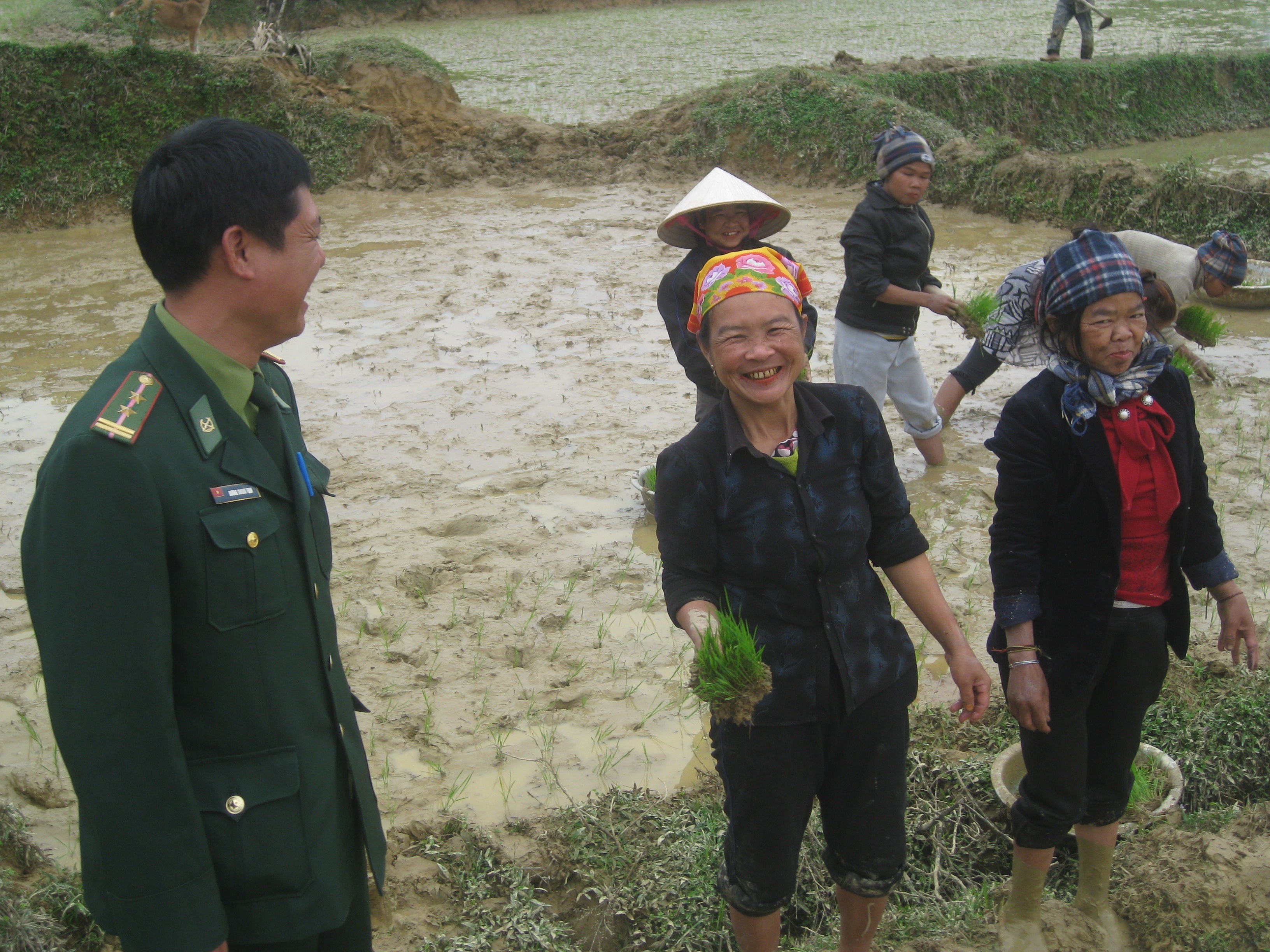 Người con thủy chung của đồng bào Chứt - 2 Người con thủy chung của đồng bào Chứt
