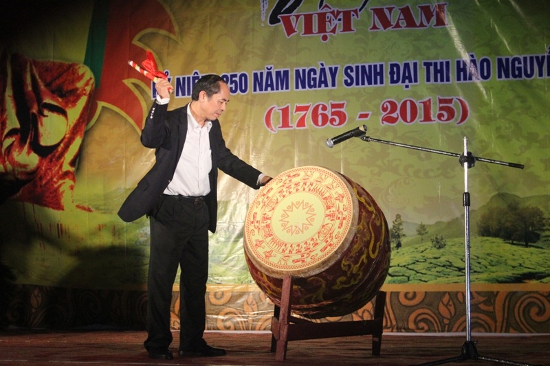 Tổ chức ngày thơ Việt Nam tại khu lưu niệm đại thi hào Nguyễn Du - 3 Ông Nguyễn Thiện - phó Chủ tịch UBND tỉnh đánh trống khai hội