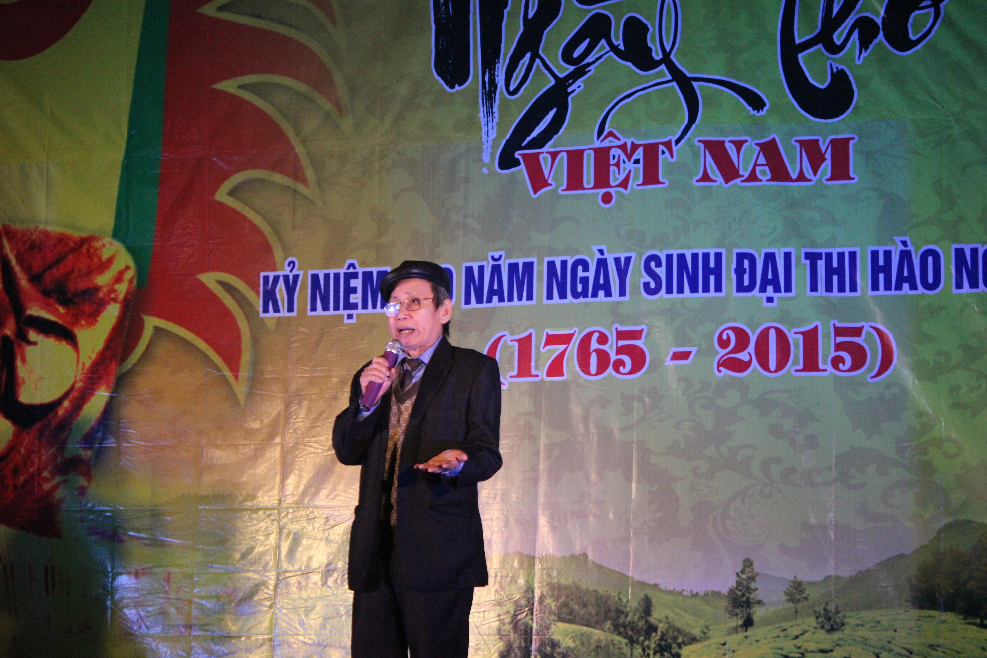 Tổ chức ngày thơ Việt Nam tại khu lưu niệm đại thi hào Nguyễn Du - 11 Tác giả Yến Thanh với tác phẩm