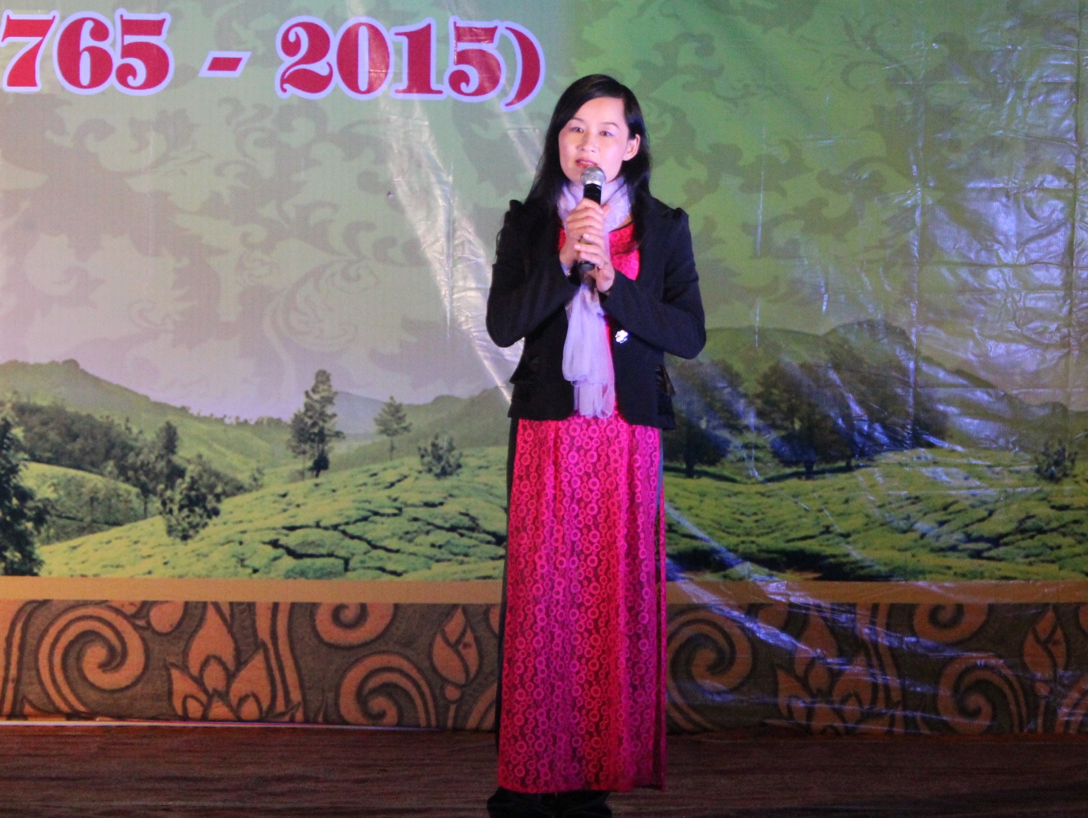 Tổ chức ngày thơ Việt Nam tại khu lưu niệm đại thi hào Nguyễn Du - 8 Tác giả Đinh Lan Hương thể hiện bài thơ