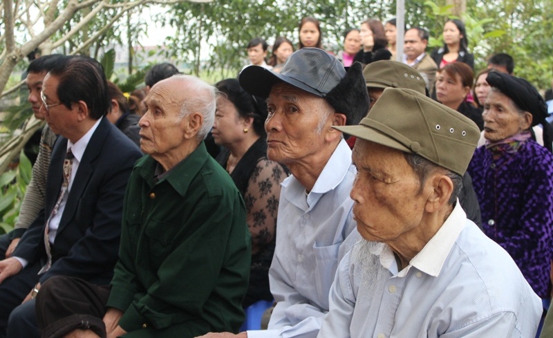 Rộn ràng lễ rằm tháng Giêng tại các dòng họ - 3 Các bậc cao niên ngồi hàng ghế đầu tiên trong thời gian diễn ra tế lễ