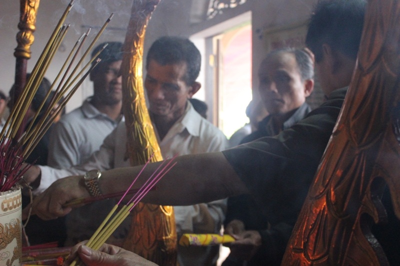 Rộn ràng lễ rằm tháng Giêng tại các dòng họ - 4 Sau phần tế lễ, con cháu sẽ vào dâng hương tại nhà thờ họ