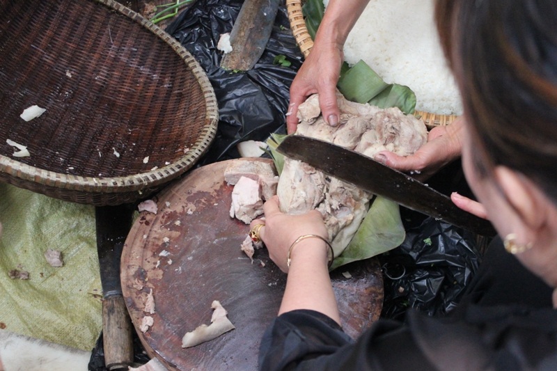 Rộn ràng lễ rằm tháng Giêng tại các dòng họ - 8 Phần lễ vật dôi dư được trích lại cho từng hộ gia đình lấy lộc