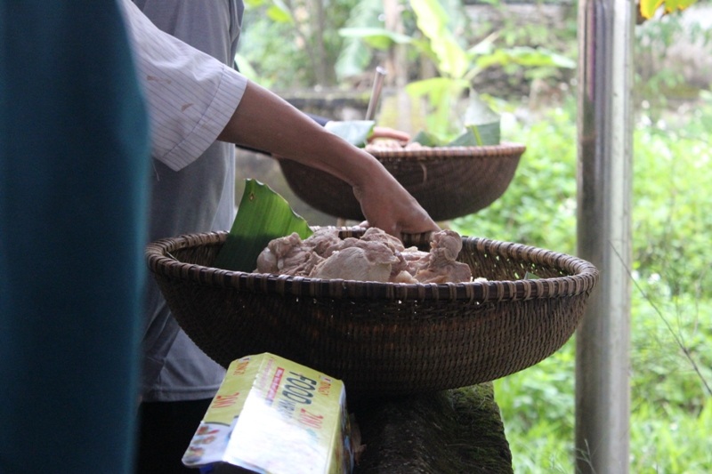 Rộn ràng lễ rằm tháng Giêng tại các dòng họ - 7 Xếp hàng bỏ lễ