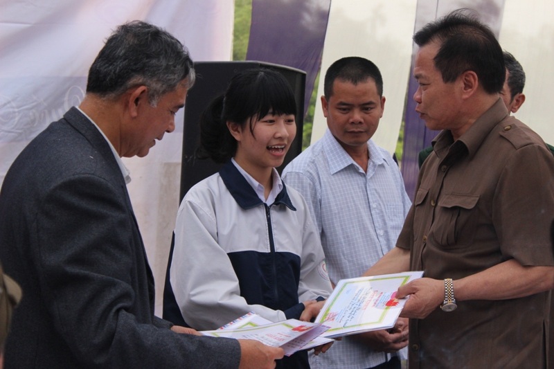 Rộn ràng lễ rằm tháng Giêng tại các dòng họ - 10 ... tặng quà khuyến học cho con em có kết quả học tập tốt