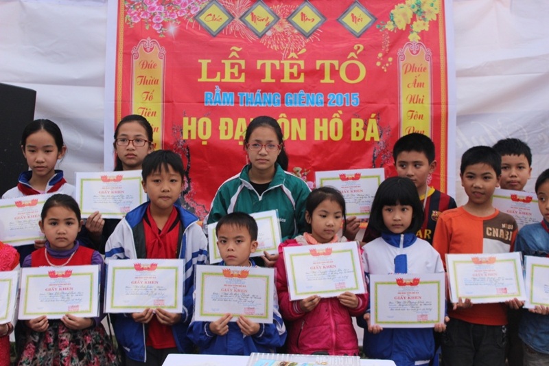 Rộn ràng lễ rằm tháng Giêng tại các dòng họ - 11 Những phần quà này được trích từ quỹ khuyến học dòng họ do con em đóng góp