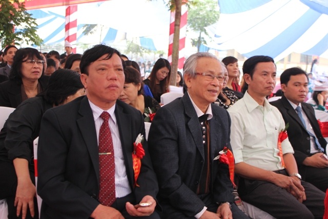 Nhiều thế hệ cựu giáo viên, học sinh về tham dự lễ kỷ niệm.