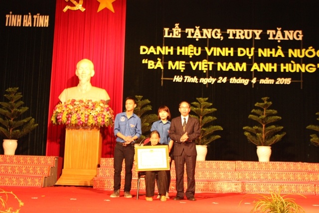 Phong tặng danh hiệu vinh dự nhà nước Bà Mẹ Việt Nam anh hùng cho Mẹ Nguyễn Thị Điu và...