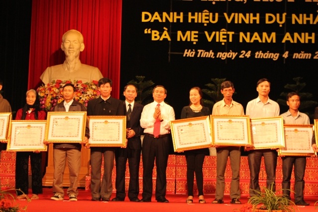 truy tặng cho 459 Mẹ.