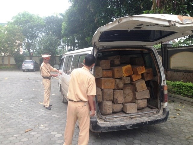 Vận chuyển gỗ lậu, nữ tài xế lạng lách chạy trốn công an - 1 Số gỗ bị cơ quan chức năng thu giữ