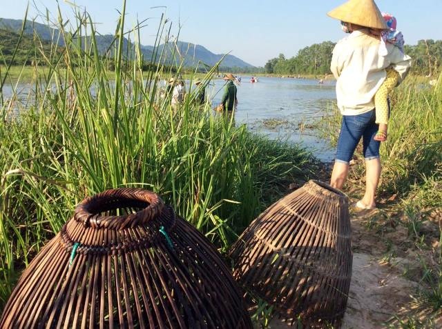 Về Xuân Viên xem lễ hội Đánh cá Đồng Hoa - 1 Nơm...