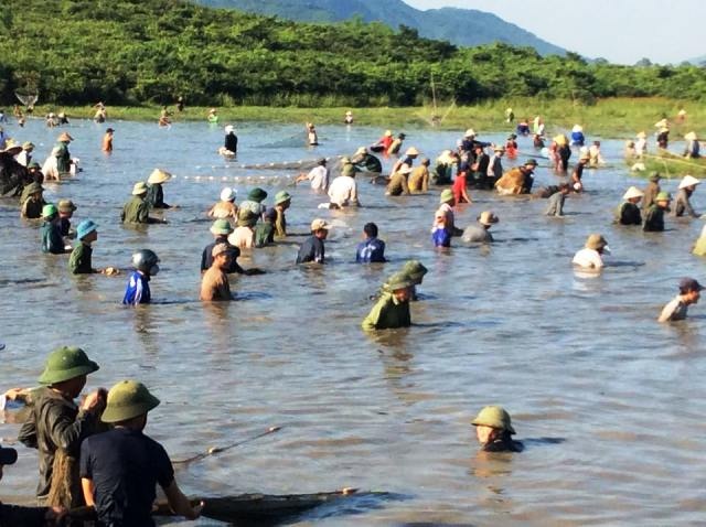 Về Xuân Viên xem lễ hội Đánh cá Đồng Hoa - 3 Mặc dù nắng nóng nhưng hàng trăm người dân vẫn đổ về khu vực Đầm Vực