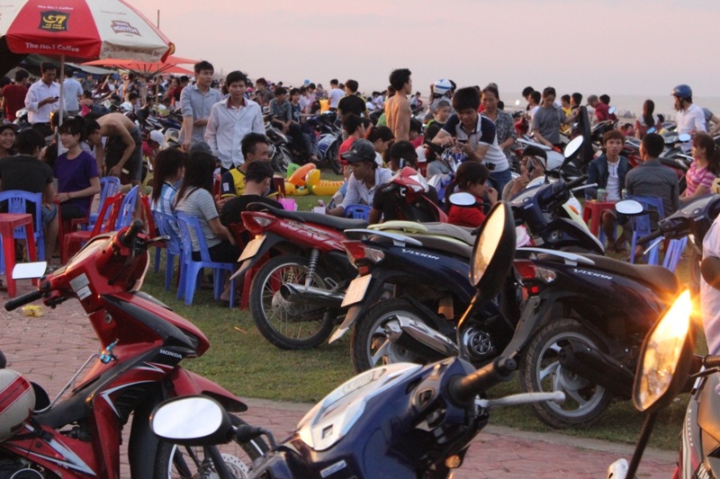 Gần hết lễ, du khách vẫn đổ xô đi biển - 3 Tại các bờ kè sát biển Xuân Hải ken cứng người và các loại phương tiện như xe đạp, xe máy
