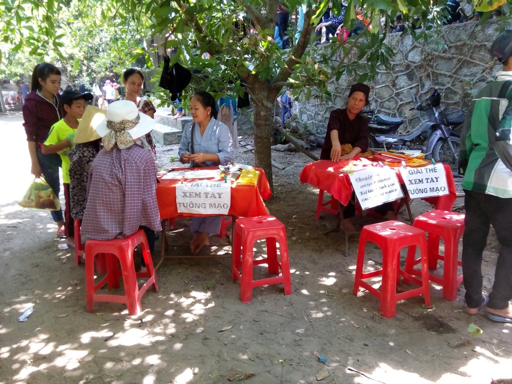Hà Tĩnh: Bói toán ngang nhiên hoạt động tại lễ hội đền Lê Khôi - 1 Các thầy mãi nghệ thoải mái ngay khu vực du khách ra vào