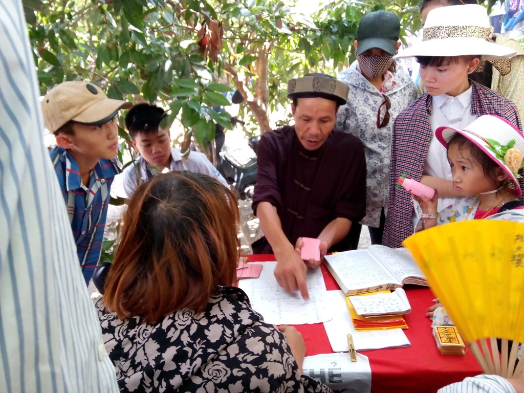 Hà Tĩnh: Bói toán ngang nhiên hoạt động tại lễ hội đền Lê Khôi - 3 Các bàn xem tướng số, chỉ tay này luôn tấp nập khách ở mọi lứa tuổi