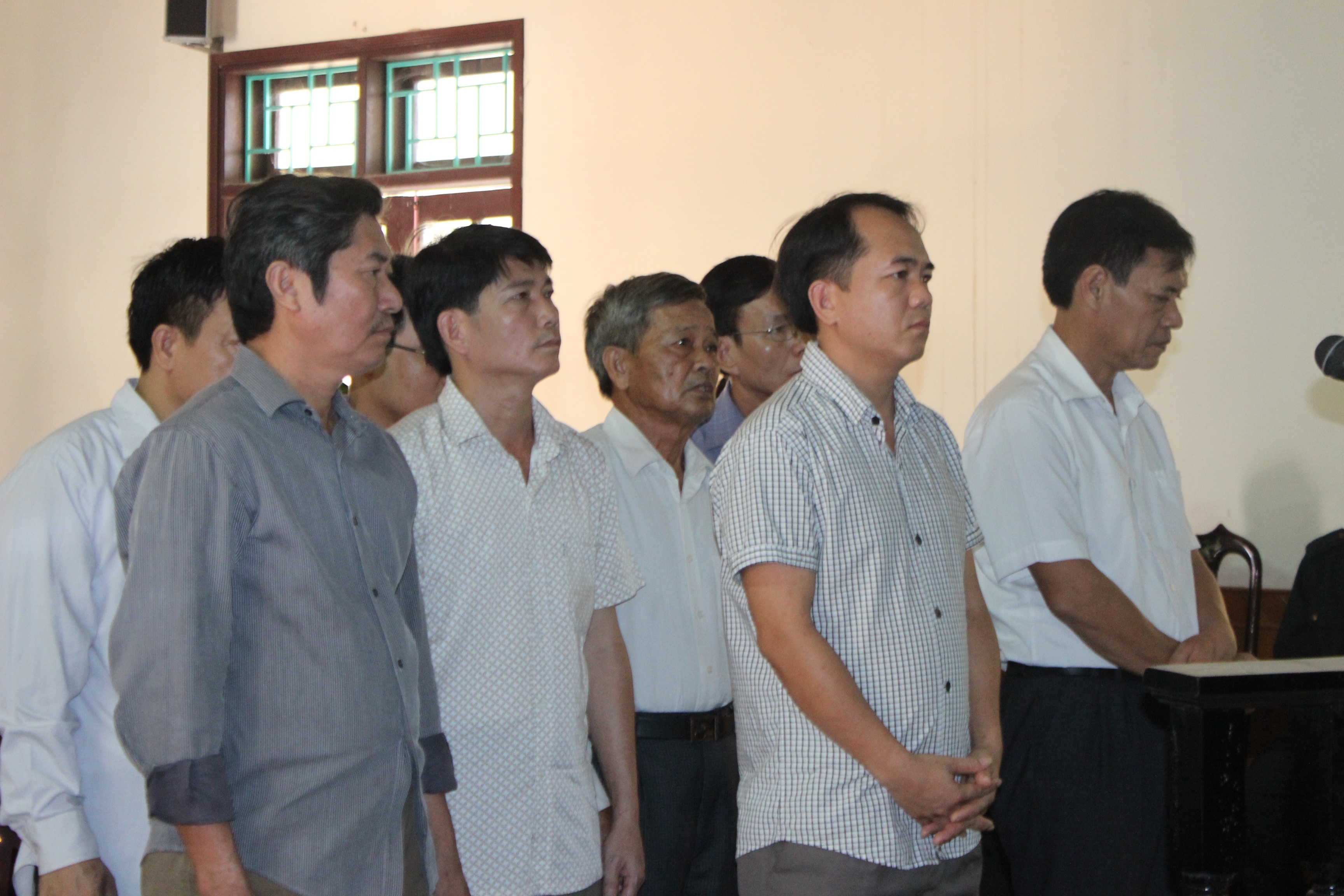 Lập hồ sơ khống để hưởng lợi, nguyên lãnh đạo huyện lĩnh án  - 1 Các bị cáo tại phiên tòa xét xử