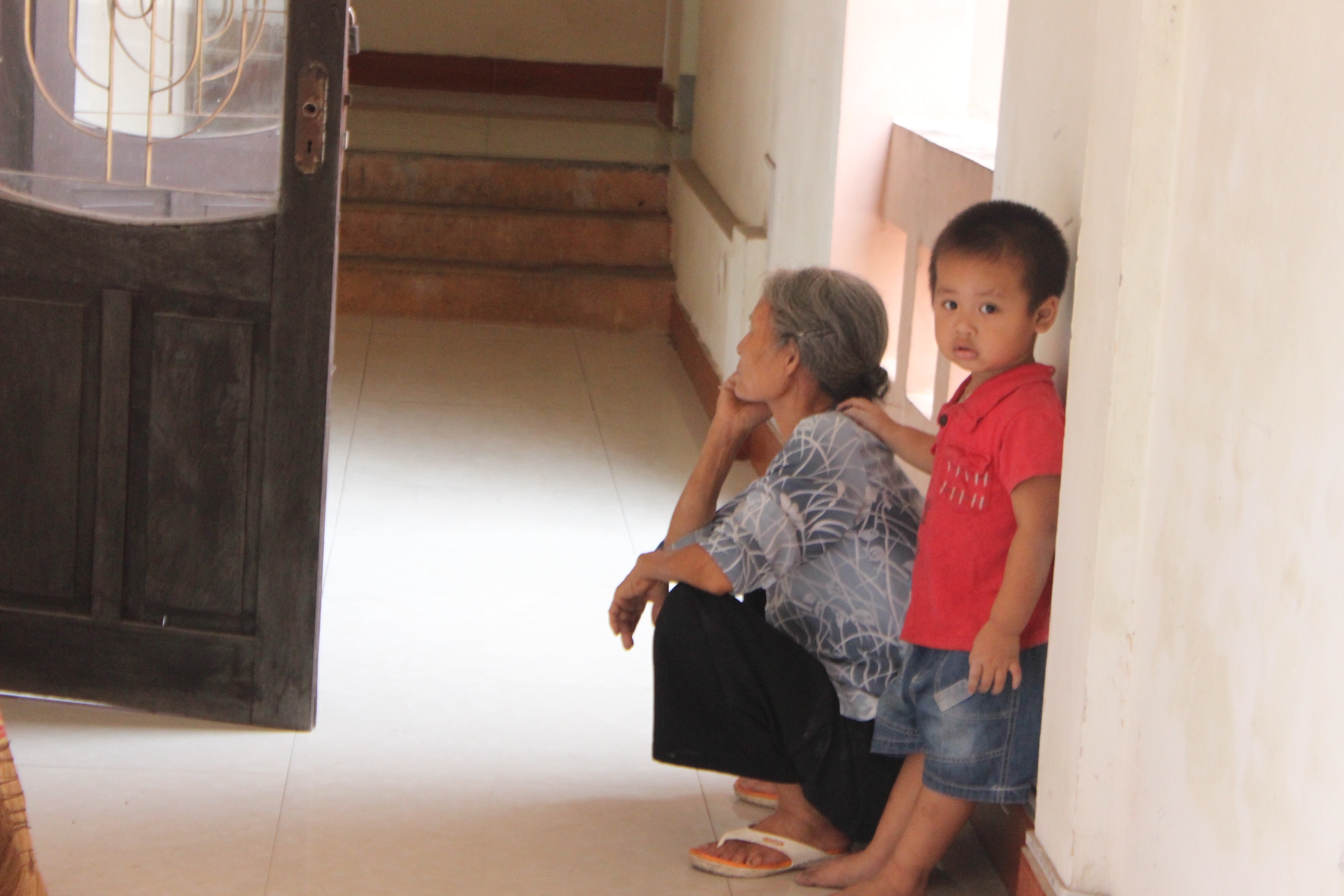 Án mạng sau lời thách đố - 2 Mẹ và con trai Võ Minh Giáp lắng nghe tòa tuyên án