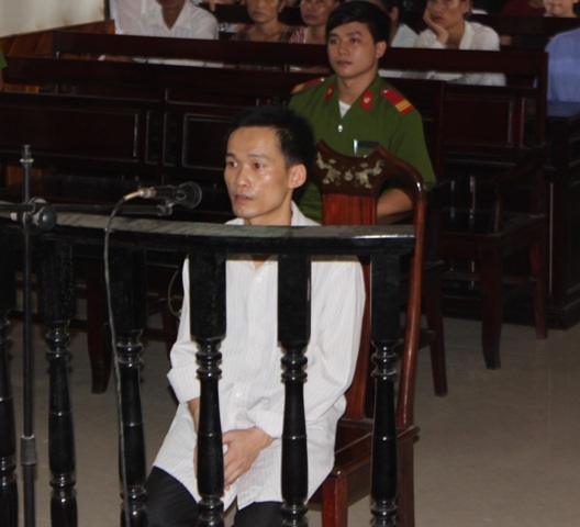 Chém chết kẻ đánh mẹ, lãnh 18 năm tù - 1 Nguyễn Hữu Thái trước vành móng ngựa