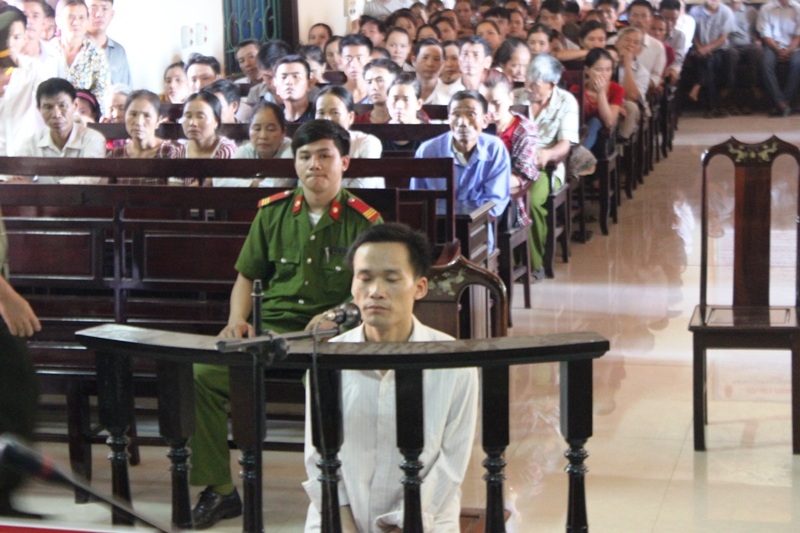 Chém chết kẻ đánh mẹ, lãnh 18 năm tù - 2 Rất đông người đến theo dõi phiên tòa