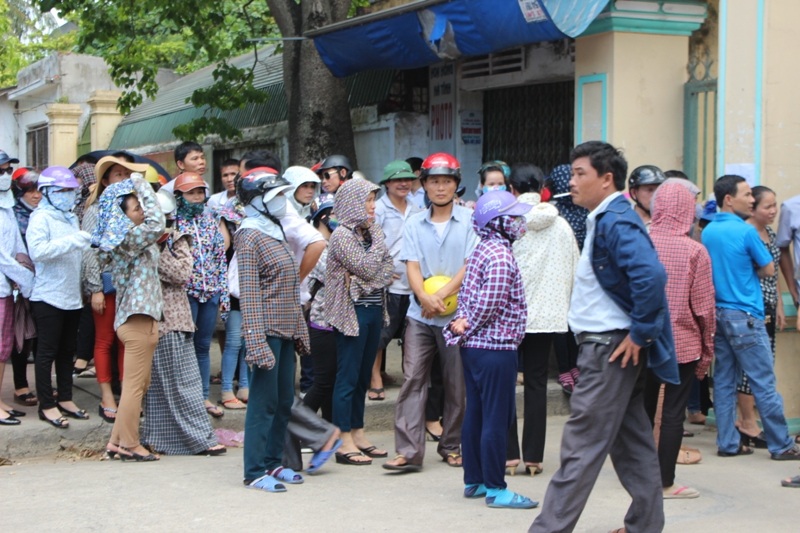 Phụ huynh “đội nắng” cùng sĩ tử vượt vũ môn - 5 Ngay khi có hiệu lệnh trống đánh hết giờ các phụ huynh ùa đến cổng trường.