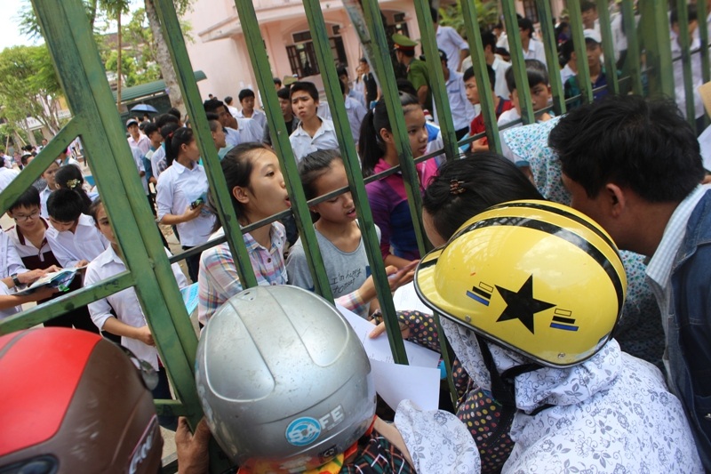 Đề Toán dễ nhưng khó có điểm tuyệt đối - 10 Thí sinh trao đổi bài thi với phụ huynh sau khi kết thúc môn Ngữ Văn