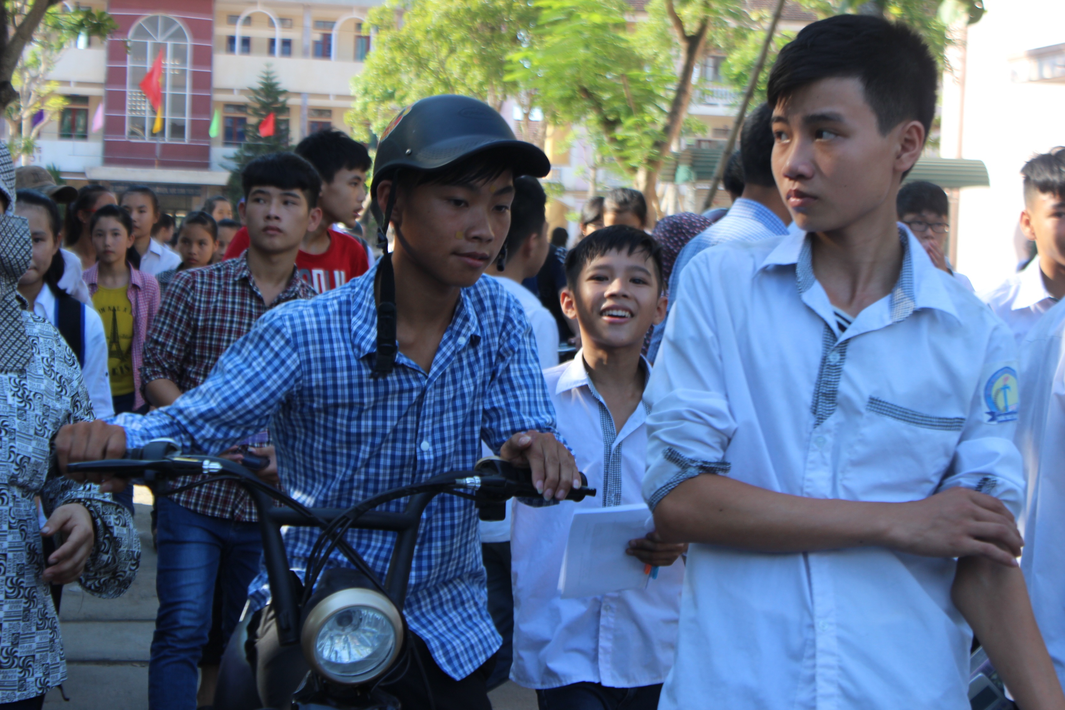 Các thí sinh kết thúc môn thi cuối kỳ thi tuyển sinh lớp 10 THPT tại Hà Tĩnh. (Ảnh: Phượng Vũ)