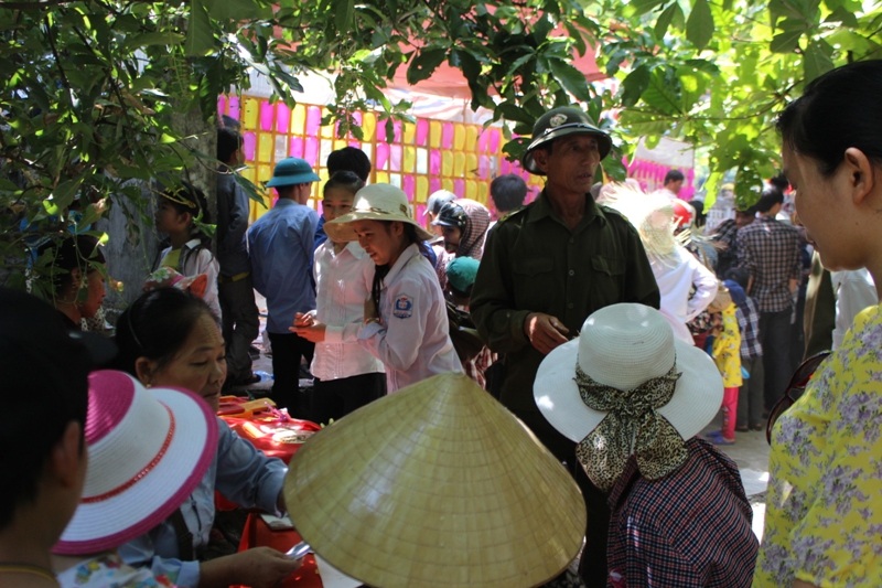 Hà Tĩnh: Bói toán ngang nhiên hoạt động tại lễ hội đền Lê Khôi - 8 Kiên nhẫn đứng đợi trong khi các thầy quá đông khách