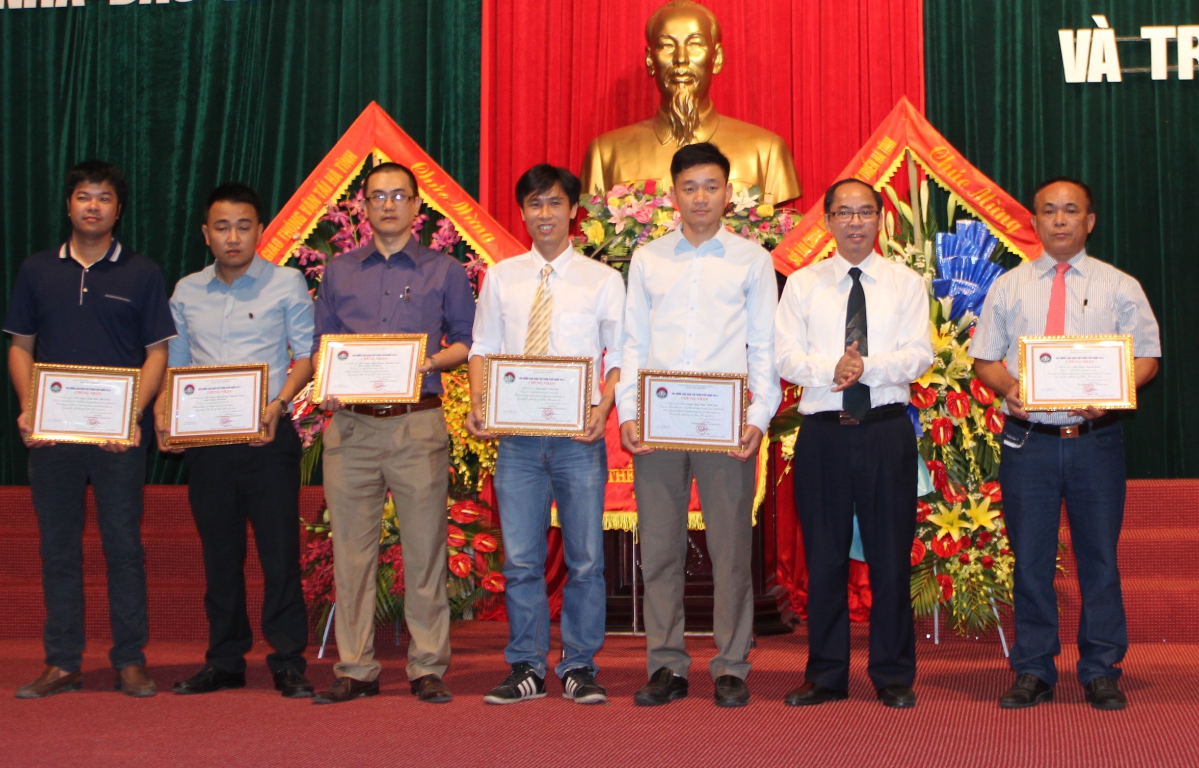 PV Dân trí 3 năm liên tiếp đạt giải cao tại Giải báo chí Trần Phú - 1 PV báo Dân trí (ngoài cùng bên trái) nhận giải B Giải báo chí Trần Phú