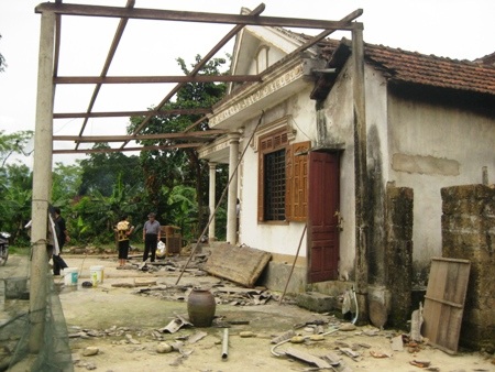 Hơn 300 ngôi nhà bị tốc mái do lốc xoáy - 1 Nhiều ngôi nhà bị thiệt hại nặng do lốc xoáy gây ra