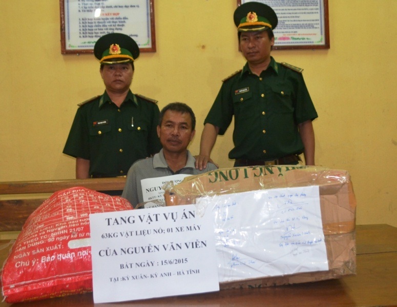 Dùng xe tự chế cho người tàn tật để vận chuyển trái phép chất nổ - 1 Nguyễn Văn Viễn và tang vật vụ án