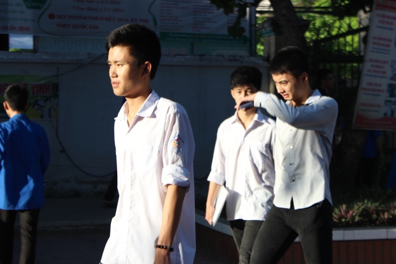 Nắng nóng sớm ảnh hưởng không ít đến tâm lý của thí sinh.