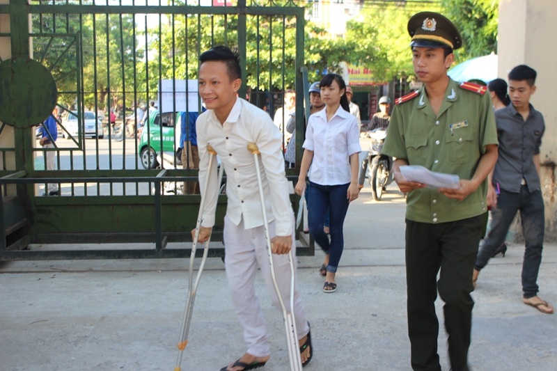 Đi thi từ lúc tờ mờ sáng - 28 Nắng nóng sớm ảnh hưởng không ít đến tâm lý của thí sinh.