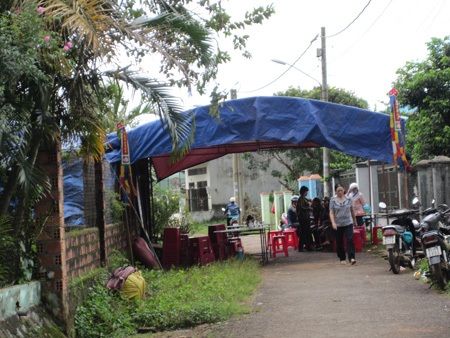 Gia đình anh Lân tổ chức mai táng cho cháu Lâm